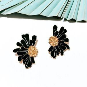 Black flower stud earrings S2